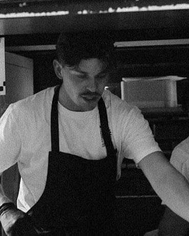 Ein Mitarbeiter des Lu’s Foodtrucks bereitet die Ausgabe an der Theke vor